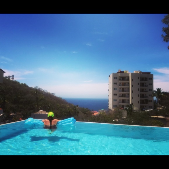 Meet your posher, Nicole! 🤙🏻💁🏼♀️ - Picture 2 of 5